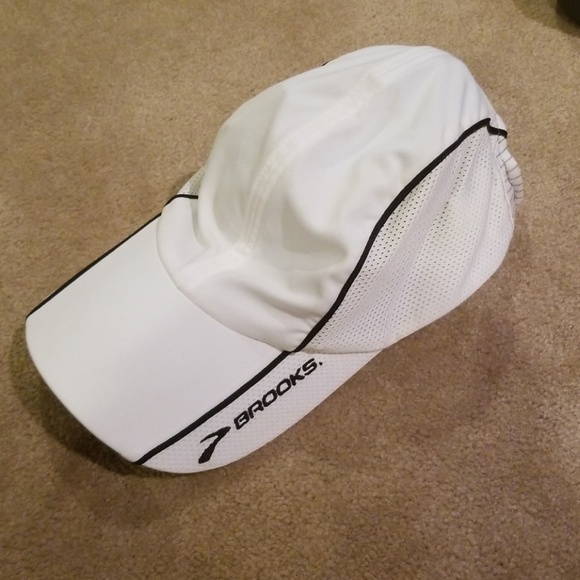 brooks running hat